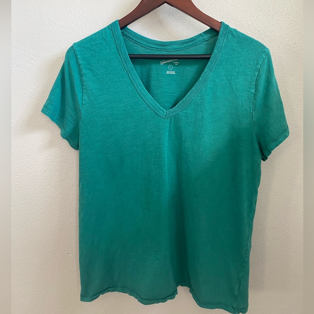 Universal Thread v-neck short sleeve tee, large